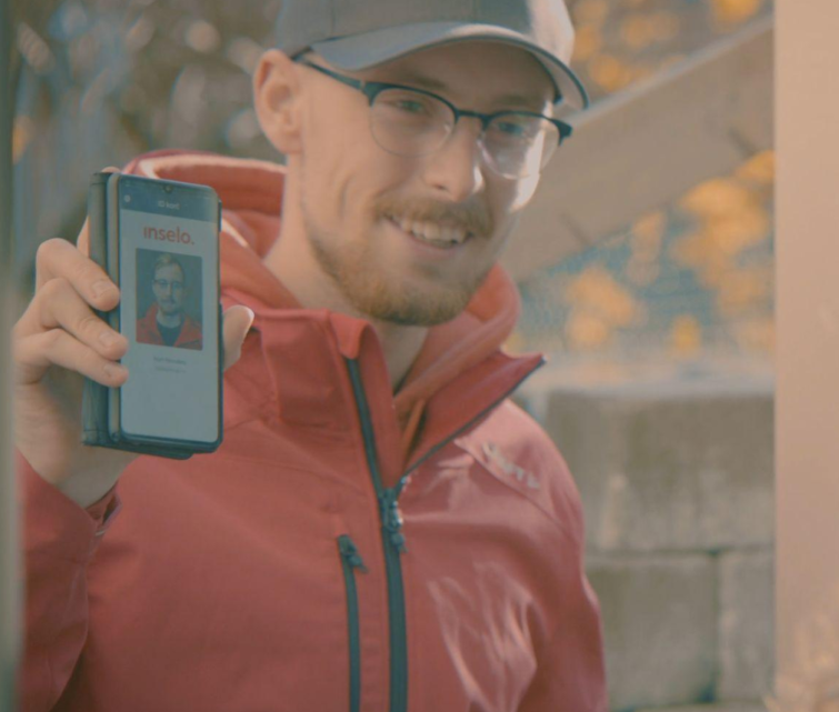 Parabolmontør stiller inn antenne 